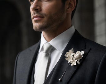 Matching White Floral Bouquet Boutonniere Set for Groom & Groomsmen – Handmade Porcelain Suit Pins with Pearl Details