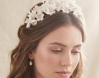 Corona da sposa floreale in porcellana realizzata a mano: tiara nuziale con foglie e perle per una sposa dallo stile botanico.