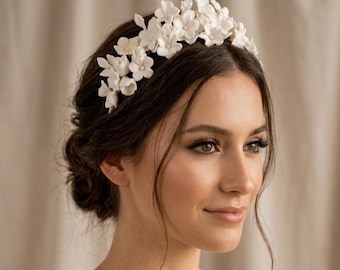 Tiara nupcial floral de porcelana blanca – Corona de boda hecha a mano con hojas y perlas