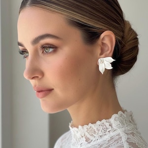 Weiße Blume Braut Ohrstecker mit Perlen, handgemachter Porzellan Hochzeit Schmuck