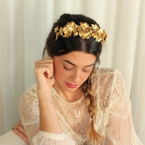 Porcelain white floral bridal headband, Bridal head piece with clay flowers, White leaves tiara crown for bride, Wedding hair accessory Gold