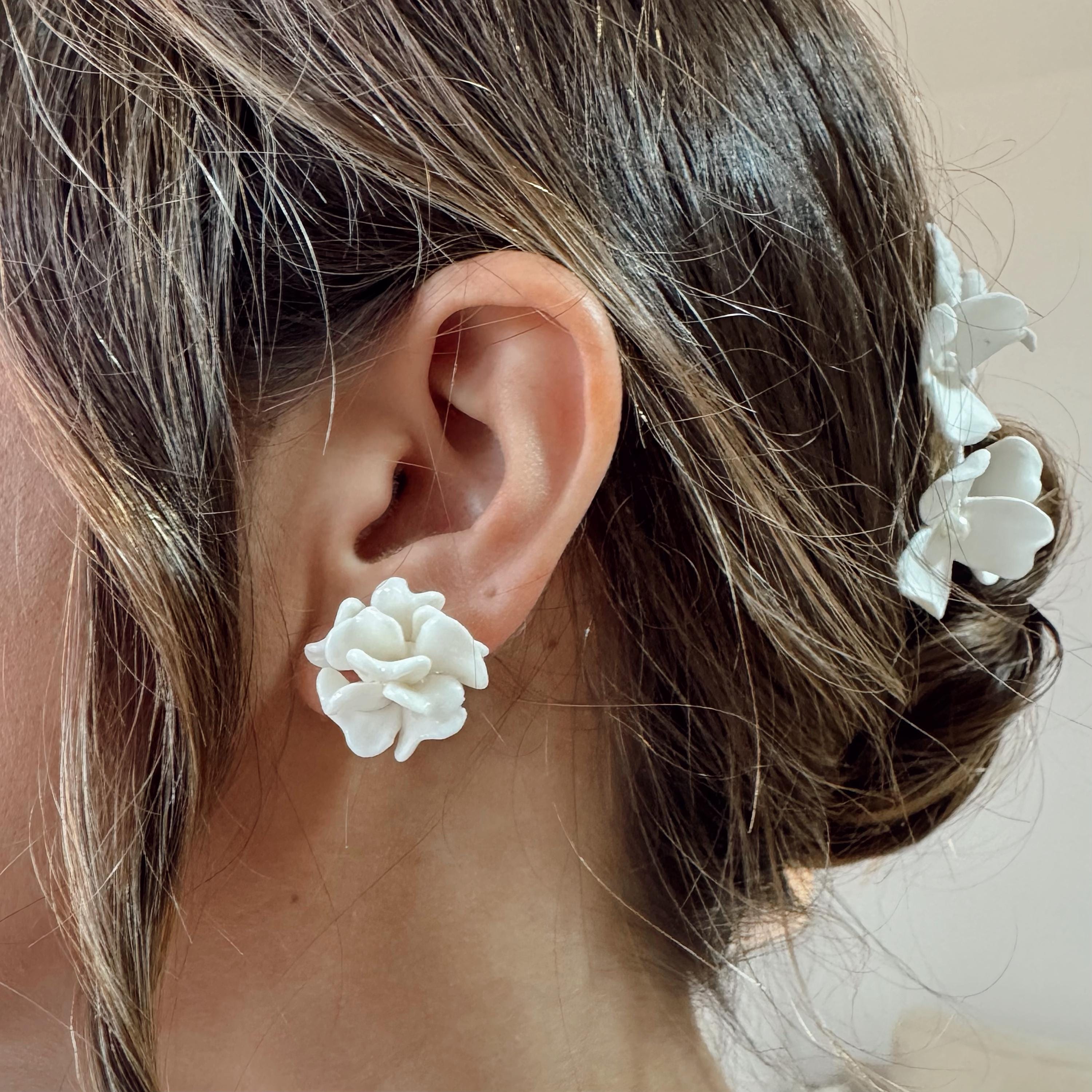 Minimalist Bridal Flower Earrings with White Porcelain, Dainty Floral Clay Earrings for Weddings, Lightweight Bridal Jewelry for Bride