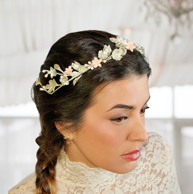 In this image we can see the bride head with her crown of flowers and beige porcelain leaves.