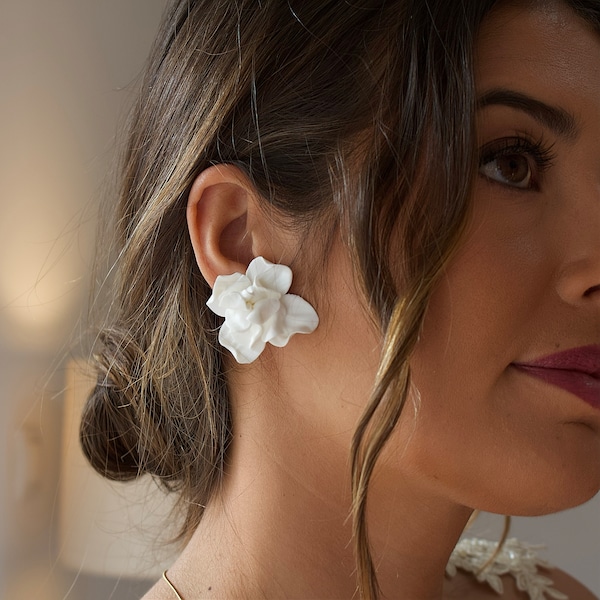 Boucles d'oreilles florales en porcelaine blanche, Puce d'oreille de mariée en argile, Boucle d'oreille florale en porcelaine tendance, Boucle d'oreille de mariage faite main, Boucle d'oreille pour fête de jardin