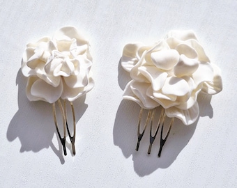 Elegant Clay Floral Hair Comb for Bride, Wedding Hairpiece with Handcrafted Florals, Porcelain Flowers Hair Accessory