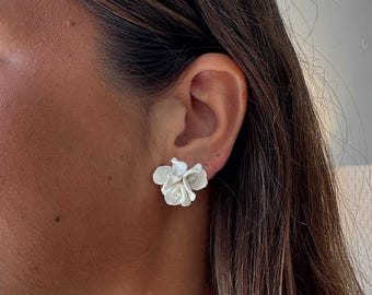 Porcelain Flower Bridal Earrings, Handmade White Clay Floral Studs with Pearls, Elegant Minimal Wedding Jewelry for Brides
