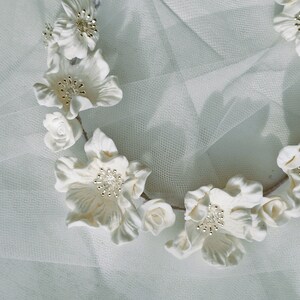 In this picture you can see the headband of white flowers close up to appreciate the delicacy of the flowers.
