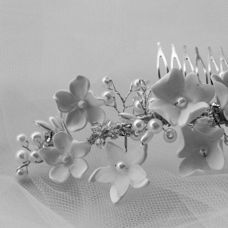 this is a detail image of the hair piece to appreciate well the delicacy of the handmade porcelain flowers
