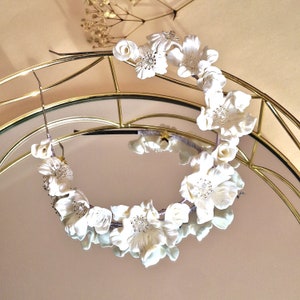 In this picture you can see the headband of white flowers close up to appreciate the delicacy of the flowers.