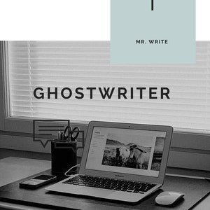 Könnte beinhalten: Ein Schwarzweißfoto eines Arbeitsplatzes mit einem Laptop, einem Handy, einem Stifthalter mit Stiften und einem Notizblock sowie einer kabellosen Maus. Der Laptop-Bildschirm zeigt ein Foto von Pferden auf einem Feld. Der Text "MR. WRITE GHOSTWRITER" ist im Bild sichtbar.