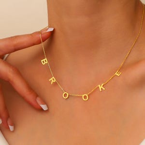 Collar elegante con inicial lateral: joyería minimalista y elegante para un regalo especial