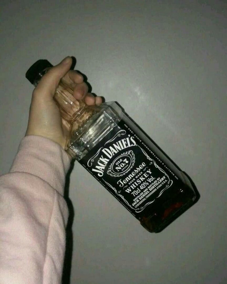May include: A glass bottle of Jack Daniel's Tennessee Whiskey with a black label. The label has the brand name, "Old No. 7", "Sour Mash", "Whiskey", "70cl 40% Vol.", and "Tennessee".