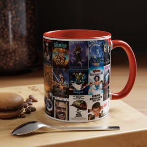 Taza de café de película retro, regalo para entusiastas del cine de los 80, taza de café de cultura pop, amante del cine vintage, taza para aficionados al cine, regalo para fanáticos del cine de los 80