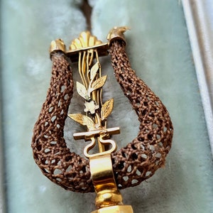 Antik hårsmycke och lyrebrosch i 18 karat gult guld