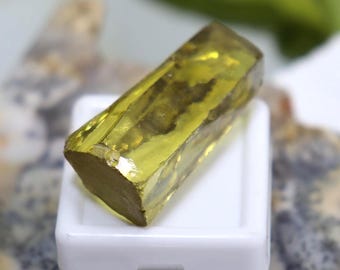 Zafiro amarillo en bruto / Piedra preciosa Pukhraj sin tallar de 120,90 ct