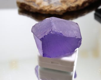Zafiro púrpura natural de 334,20 ct, gema suelta en bruto sin tallar / Piedra de colección certificada en bruto 36,6 × 26,3 × 21,3 mm