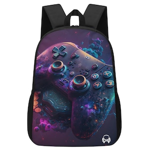 Può includere: Uno zaino nero con un design colorato a tema galattico che presenta un controller per videogiochi. Il controller ha uno schema di colori viola, blu e rosa con accenti dorati.