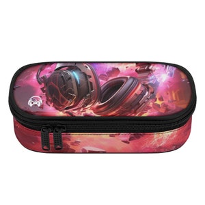 Può includere: Un astuccio per matite rosso e nero con una grafica di cuffie e uno sfondo galattico.