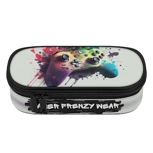 Può includere: Un astuccio per matite bianco con un design a splatter di colore che presenta un controller per videogiochi. Il testo "Gamer Frenzy Wear" è stampato sull'astuccio.