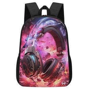 Può includere: Zaino nero con un design colorato che presenta un paio di cuffie su uno sfondo di galassia rosa e blu.