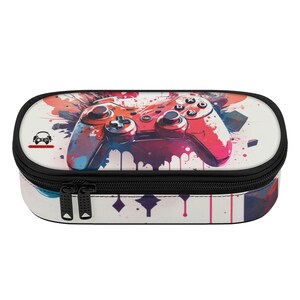 Può includere: Un astuccio per matite bianco con un design astratto colorato che presenta un controller per videogiochi rosso. L'astuccio ha una cerniera nera.