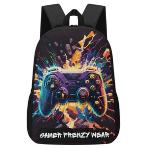 Può includere: Zaino nero con una grafica colorata di un controller per videogiochi e il testo "Gamer Frenzy Wear".