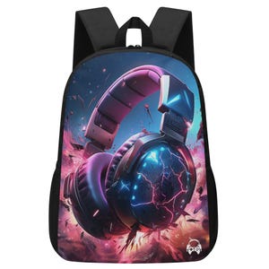 Può includere: Uno zaino nero con un'immagine colorata di cuffie con un design screpolato e luminoso. Le cuffie sono rosa, blu e viola su uno sfondo nero.