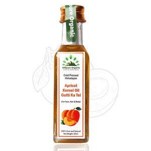 Peut inclure: Une bouteille en verre transparent contenant de l'huile de noyau d'abricot dorée, avec un bouchon doré et un sceau vert marqué Pure Organic. L'étiquette blanche porte le texte Hillpure Organic, Cold Pressed Himalayan Apricot Kernel Oil Gutti Ka Tel et Net Weight: 65ml, avec une illustration d'abricots frais.