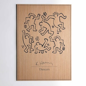 Könnte beinhalten: Ein Holzschnitt einer Schwarzweißzeichnung von tanzenden Figuren des Künstlers Keith Haring. Der Druck ist mit "K. Haring" signiert und mit "Dancers" betitelt.