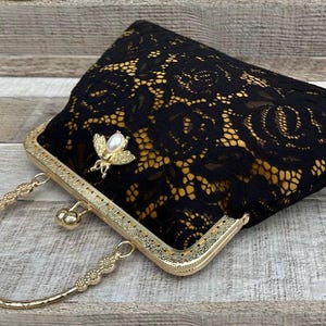 Vintage Handtasche für Damen. Clutches und Abendtasche. Schwarze Clutch aus Spitze. Viktorianische Handtasche. Schwarz und Gold Abendtasche. Henkeltasche oben