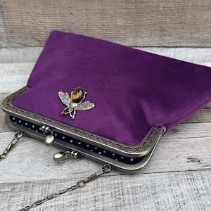 Vintage handbag. Purple evening bag. Velvet clutch purse. Vintage clutch purse. Velvet evening bag. Evening bag with chain strap.