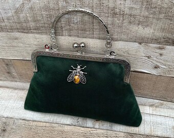 Emerald green evening bag. Velvet clutch purse. Vintage clutch purse. Velvet evening bag. Evening bag with chain strap. Vintage handbag