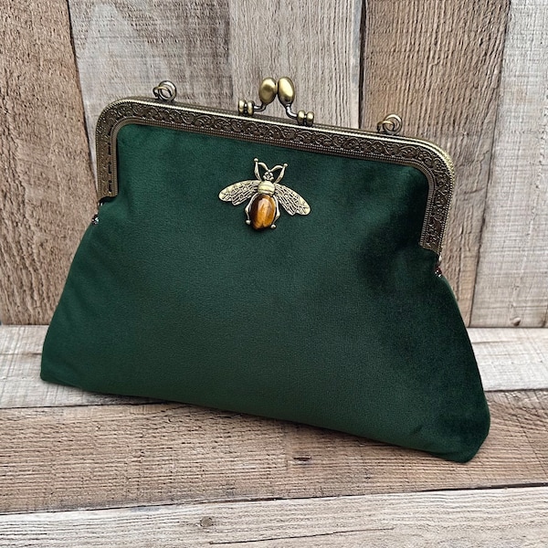 Emerald green evening bag. Velvet clutch purse. Vintage clutch purse. Velvet evening bag. Evening bag with chain strap. Vintage handbag
