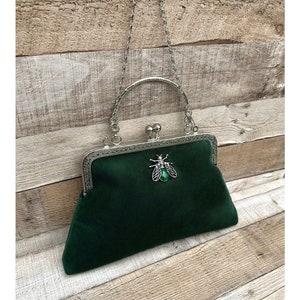 Bee handbag. Velvet clutch purse. Vintage clutch purse. Velvet evening bag. Evening bag with chain strap. Vintage handbag. Green handbag