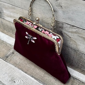 Sac de soirée bordeaux. Pochette en velours. Sac à main bordeaux. pochette vintage. Sac de soirée en velours. Sac de soirée avec bandoulière chaîne