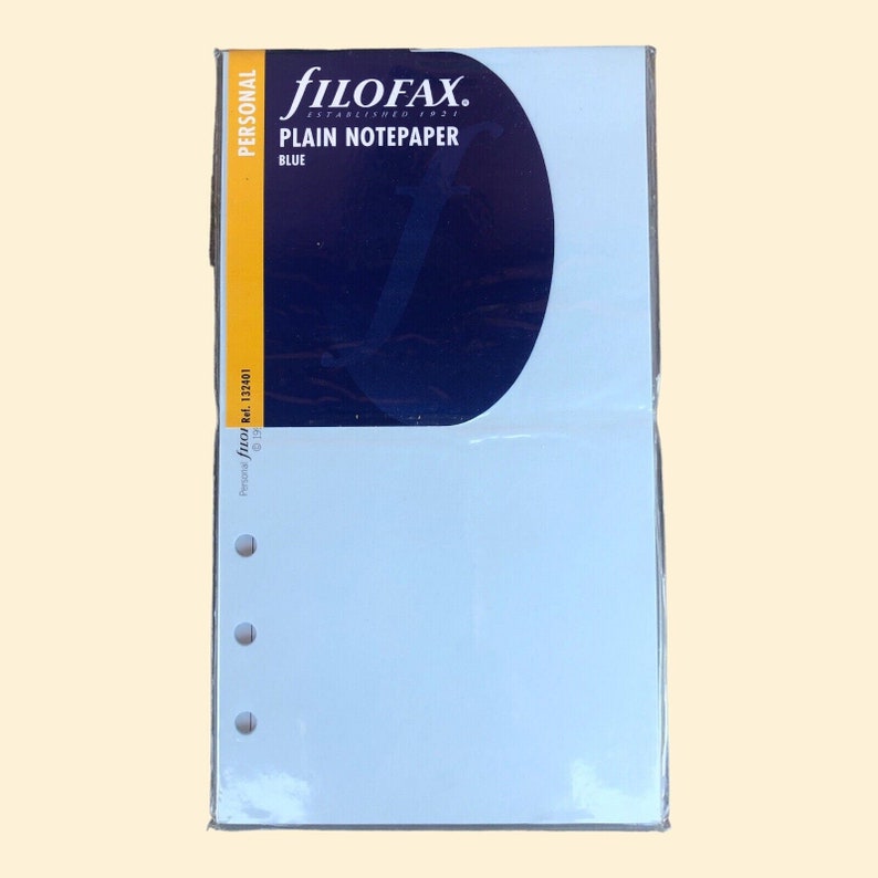 Pu&ograve; includere: Un pacchetto di ricarica per carta da lettere liscia blu Filofax formato Personal. Il pacchetto &egrave; avvolto in plastica e ha un'etichetta blu e gialla con il logo Filofax e il testo "PLAIN NOTEPAPER BLUE".