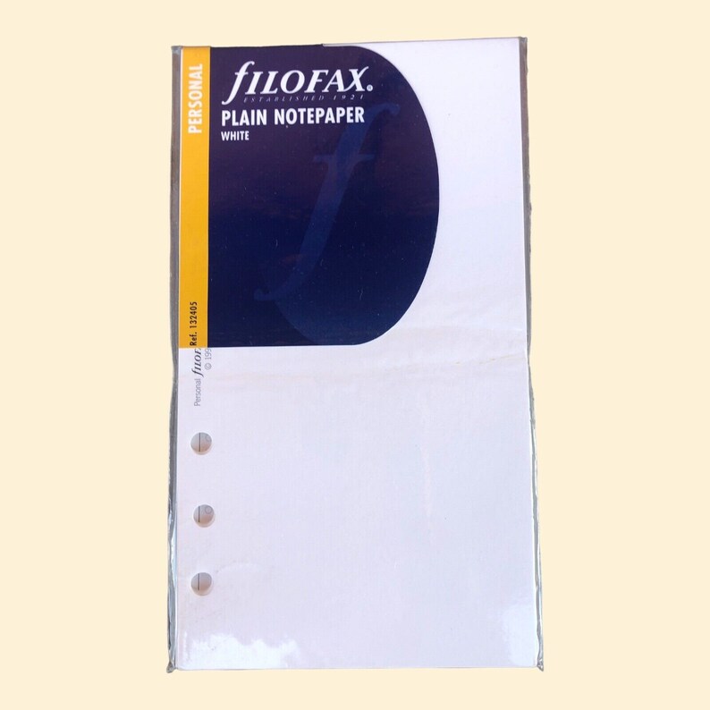 Pu&ograve; includere: Ricarica di carta bianca liscia per un'agenda Filofax di formato Personal. La carta ha sei fori per un raccoglitore e il logo Filofax &egrave; sul davanti.