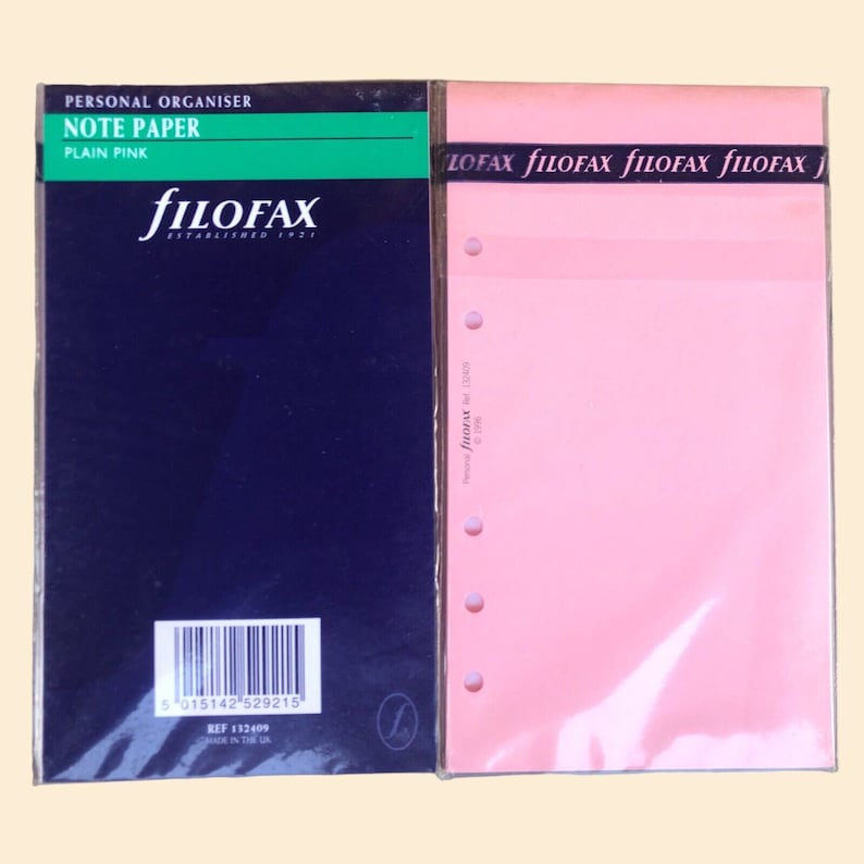 Pu&ograve; includere: Un pacchetto di carta per appunti rosa per un organizer personale Filofax. Il pacchetto ha il logo Filofax e il testo "Note Paper Plain Pink".