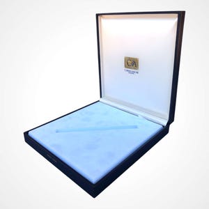 Estuche original Caran d'Ache: Estuche hexagonal para bolígrafos de ecopiel azul con detalles dorados, interior satinado con logotipo, estuche vintage para bolígrafos.