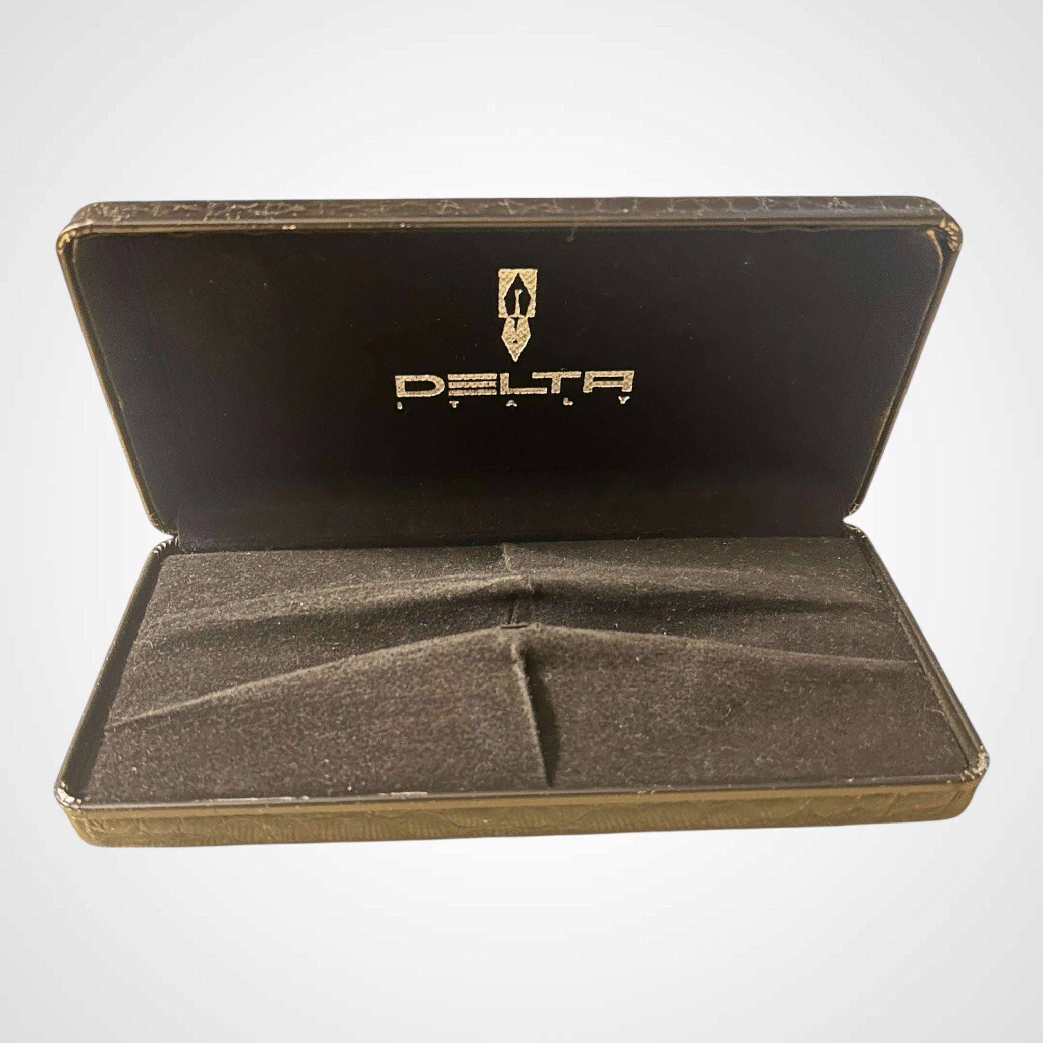 DELTA ペンケースボックス – ブラックフェイクレザー（ココナッツ調
