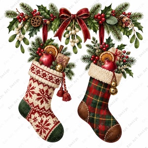 Peut inclure: Deux chaussettes de Noël suspendues à une guirlande festive de branches de pin, baies rouges, gui blanc et un nœud en ruban rouge. La chaussette gauche est crème avec des flocons rouges et des accents verts. La droite a un motif écossais rouge et vert.