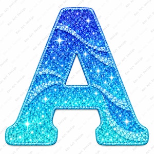 Può includere: Una lettera maiuscola A con una texture glitterata blu vibrante, caratterizzata da una sfumatura che va dal blu scuro in alto al ciano chiaro alla base. La superficie è decorata con scintillanti riflessi a forma di stella e onde.