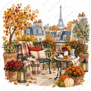 Op de afbeelding: Een balkontafereel met een donkergroene metalen bank, een plaid, twee kussens, een ronde tafel met koffie en een croissant, oranje bloemen in potten, pompoenen, lantaarns en de Eiffeltoren op de achtergrond.