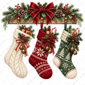 Peut inclure: Trois chaussettes de Noël suspendues à un support en bois orné de branches de pin, de pommes de pin, de baies rouges et d'un grand nœud rouge. Les chaussettes sont en tricot torsadé crème, rouge à motifs flocons et vert à motifs sapins.