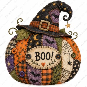 Puede incluir: Una calabaza decorativa de tela con un diseño de patchwork en tonos naranja, negro y morado con detalles de costura. Lleva un sombrero de bruja alto y curvado con una hebilla y estrellas. Un parche ovalado central muestra el texto BOO!.