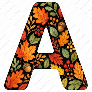 Puede incluir: Una letra A mayúscula con fondo negro decorada con un patrón otoñal vibrante de hojas de arce y roble naranjas, rojas y amarillas, follaje verde, bellotas marrones y racimos de pequeñas bayas rojas y amarillas por todo el diseño.