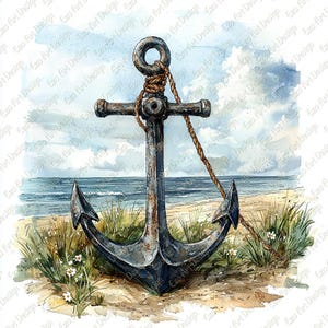 Könnte beinhalten: Aquarellmalerei eines verwitterten Ankers an einem Sandstrand mit Meer und Himmel im Hintergrund. Der Anker ist dunkelgrau mit einem Seil, das um die Oberseite gewickelt ist. Der Strand hat grünes Gras und kleine weiße Blumen.