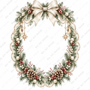 Può includere: Una cornice ovale a forma di ghirlanda natalizia con rami di pino verdi, bacche rosse, ornamenti bianchi e pigne. Un grande fiocco color crema si trova in alto, mentre ciondoli dorati a forma di mezzaluna e stella pendono dai lati.