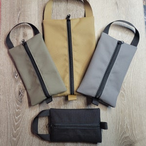 Bolsa plana con cremallera y asa, forro de alta visibilidad, ideal para todo tipo de municiones, tiro, EDC y herramientas.