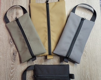 Bolsa plana con cremallera y asa, forrada en color de alta visibilidad. Ideal para todo uso: munición, artículos de tiro, EDC y herramientas.